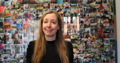 Therese Jonsson Szatek är konstnären bakom verken i ny utställning om kurser, kultur och kamp på Jakobsbergs Folkhögskola Folkhögskola