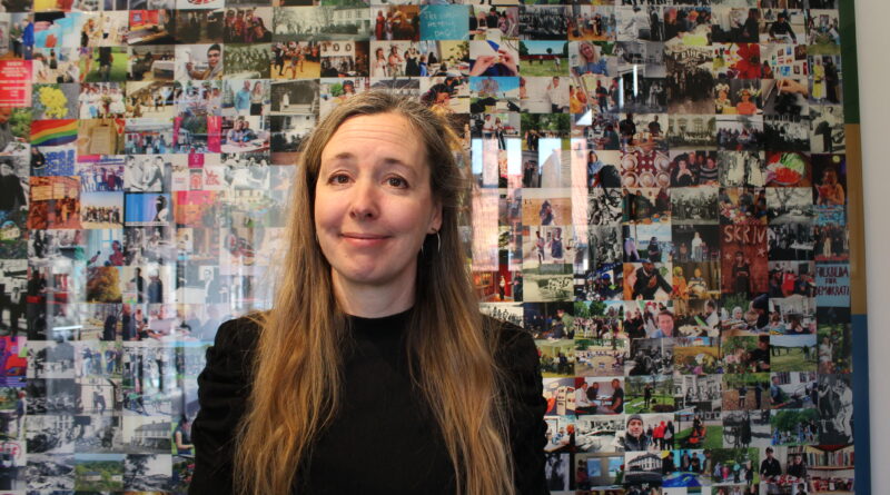 Therese Jonsson Szatek är konstnären bakom verken i ny utställning om kurser, kultur och kamp på Jakobsbergs Folkhögskola Folkhögskola