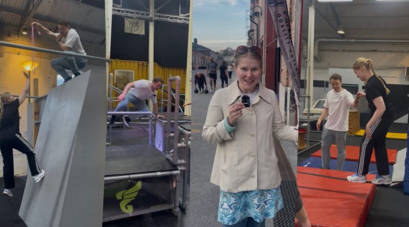 Lucy Aho testar parkour i Kallhäll. Brandon Sandén coachar.